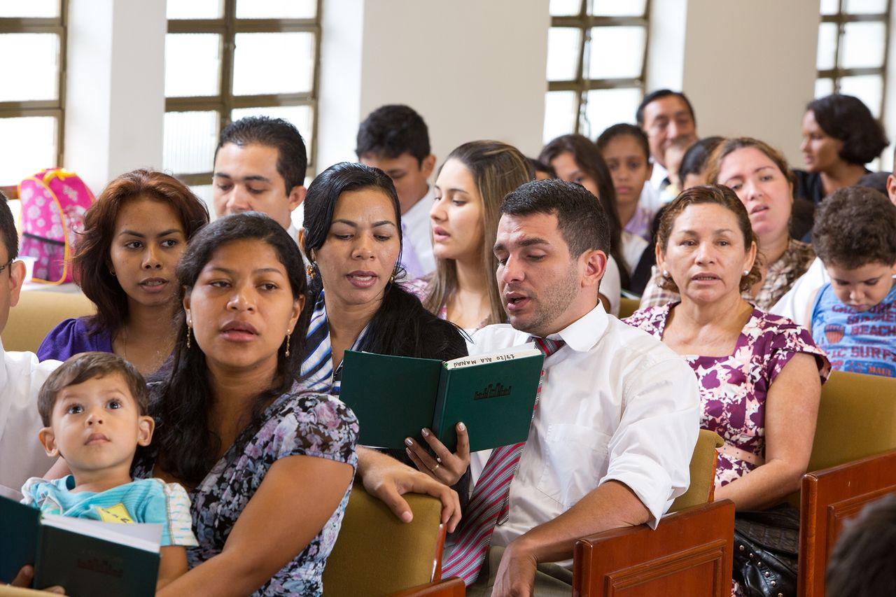 Uma congregação da Igreja canta junto