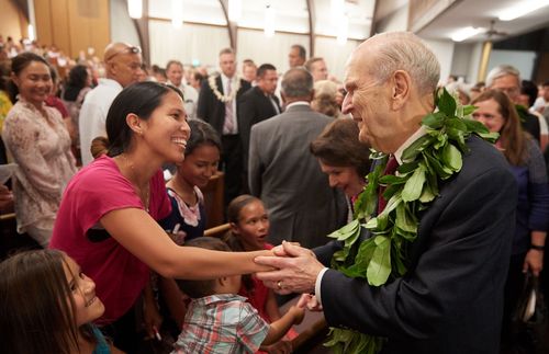 President Russell M. Nelson skakar hand med en kvinna i Hawaii.