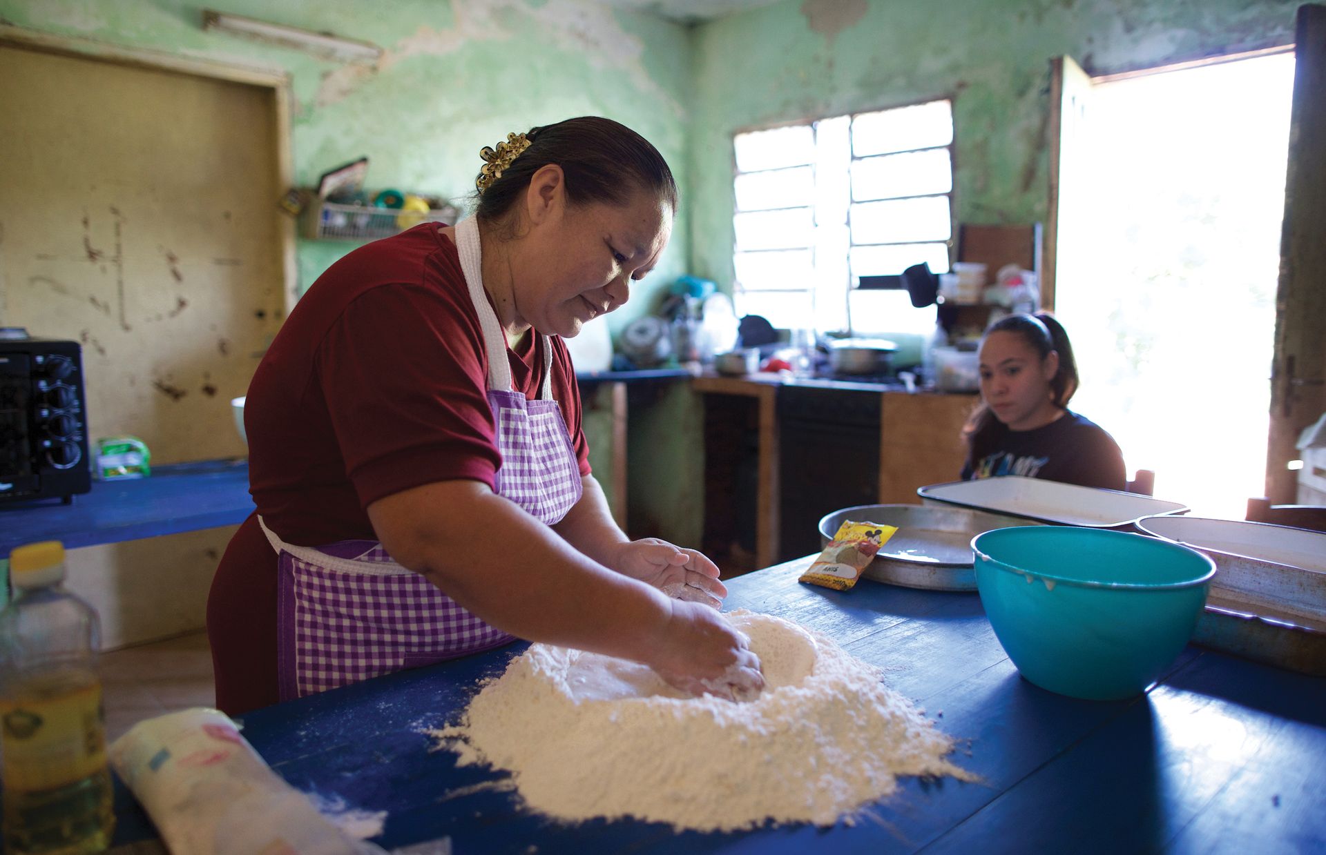 Da Adriana González mit ihrer Familie kaum über die Runden kam, nahm sie an einem Eigenständigkeitskurs der Kirche teil und kam zu dem Schluss, dass sie Brot backen und verkaufen könnte.