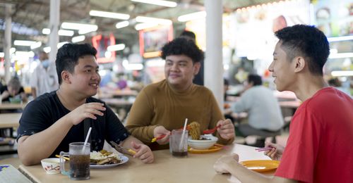 para remaja putra sedang makan