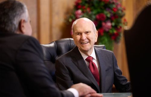 ata pue o Peresitene Russell M. Nelson o loo ataata