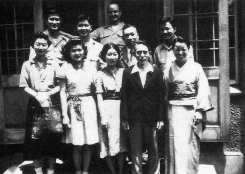 Fujiya Nara e outras pessoas do lado de fora da Escola Dominical de Tóquio, por volta de 1946