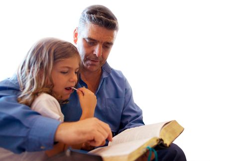 vader leest met zijn dochter in de Schriften