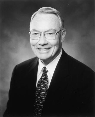 Élder Dennis E. Simmons