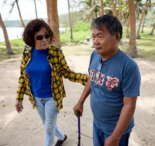 una pareja de adultos mayores pasea al aire libre