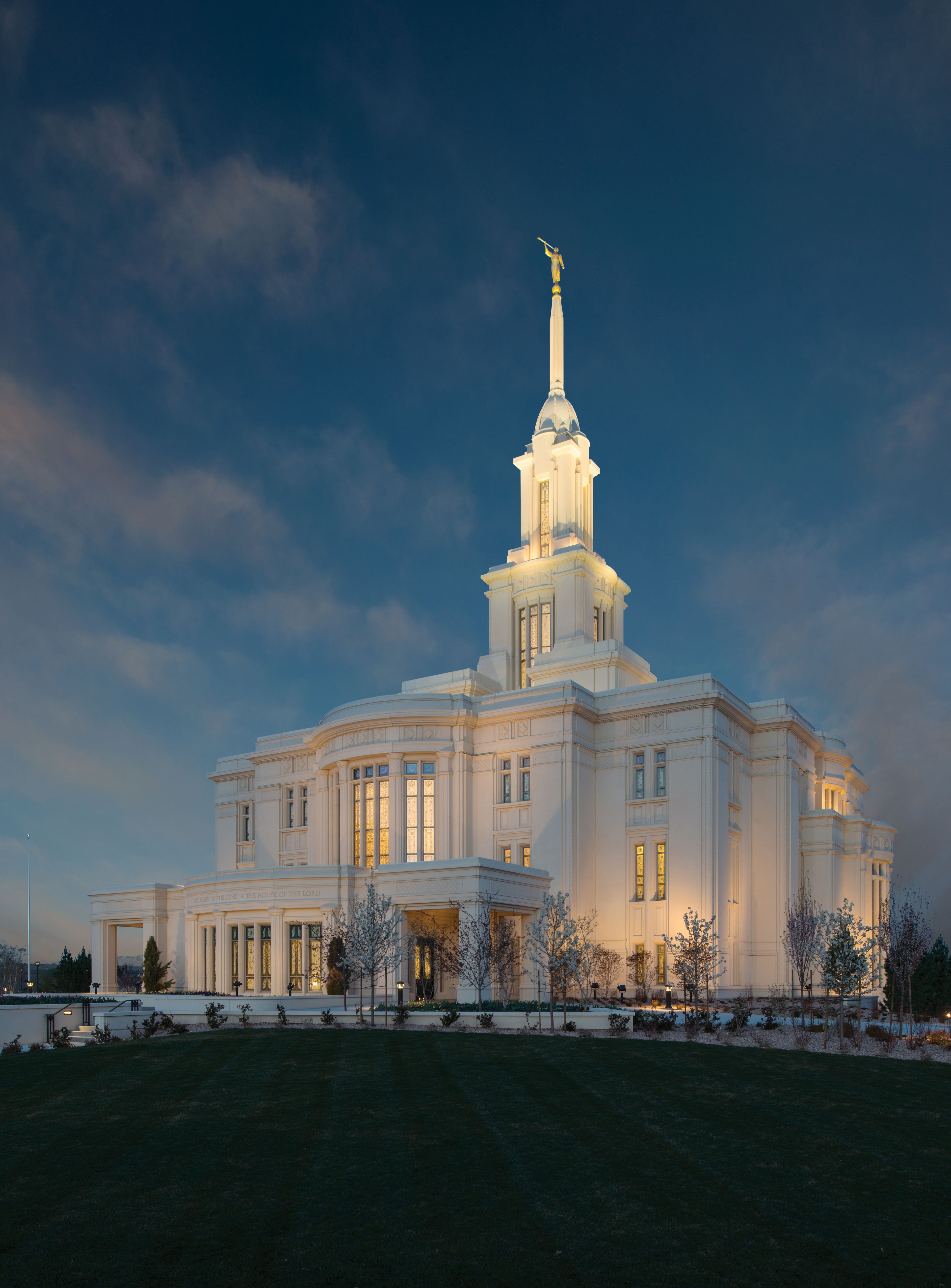A view of the entire Payson Utah Temple in the evening.