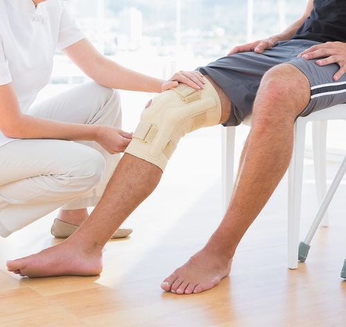 doctor examining a patient’s knee