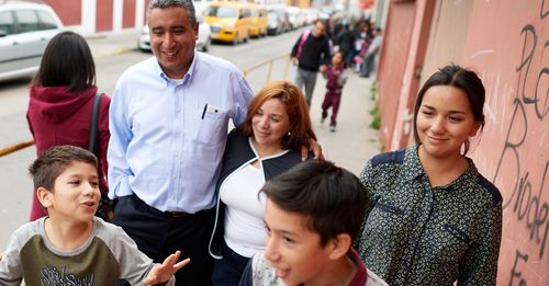 Uma família caminhando pela rua da cidade.