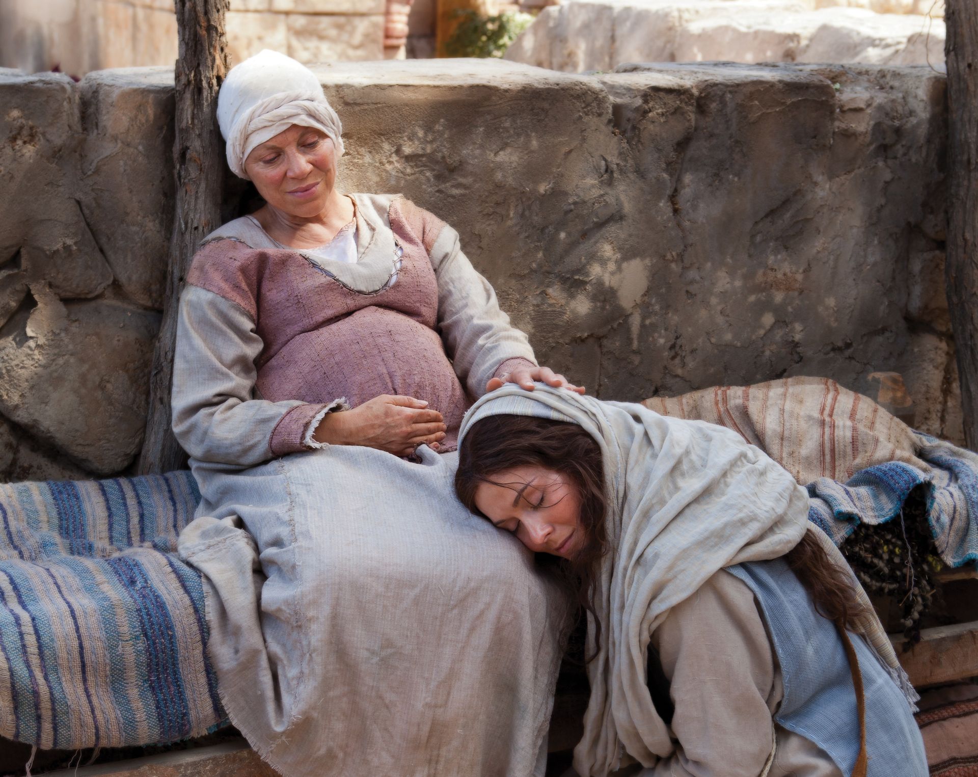 María visita a su prima Elisabet, quien también espera un bebé.