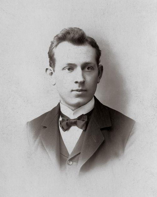 Elder Joseph Fielding Smith as a full-time missionary, wearing a white shirt, a bow tie, and a suit.