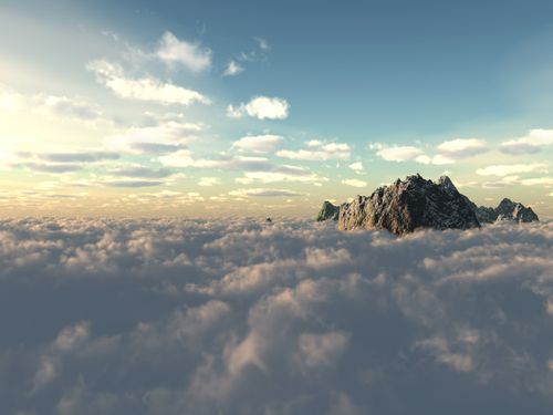 dağlar bulutların arasından yükseliyor