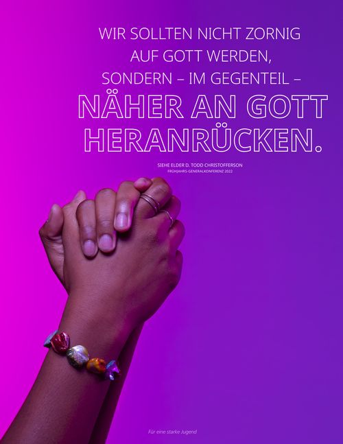 data-Poster mit zum Gebet gefalteten Händen