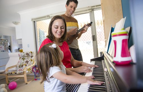 Reas playing the piano