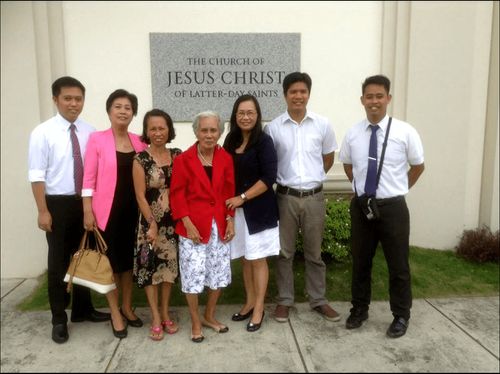 Lola sa labas ng templo.