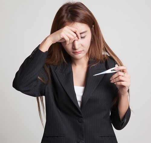 una mujer con fiebre