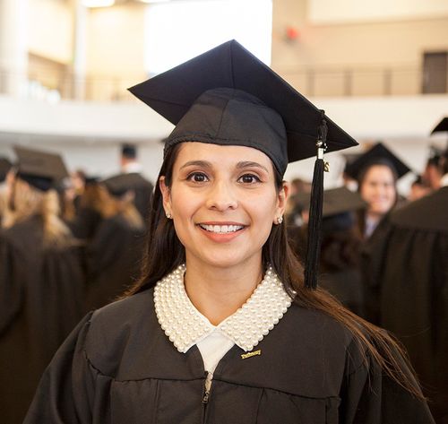 una mujer sonriendo en su graduación