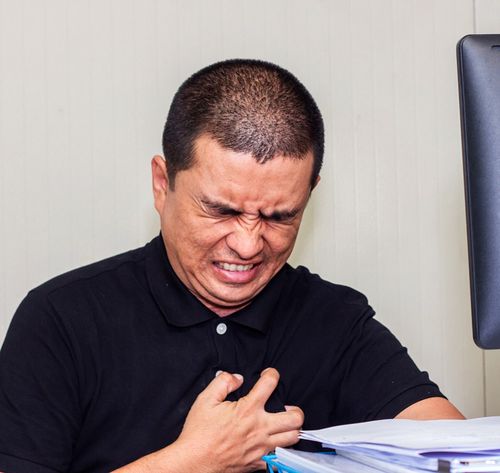 homme ressentant une douleur à la poitrine