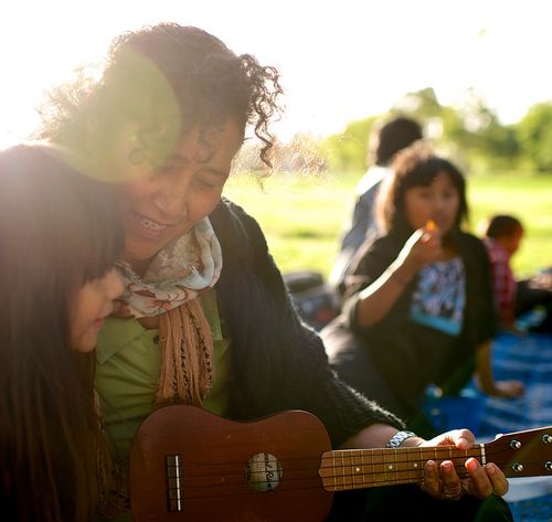 mãe e filha tocando ukulele.