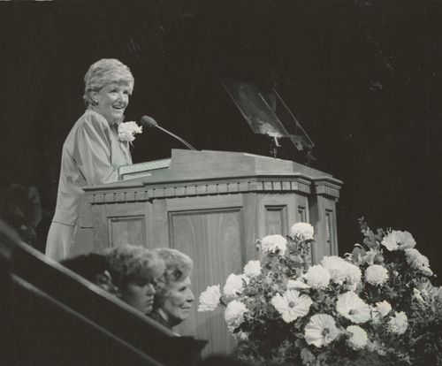 Elaine A. Cannon falando no Tabernáculo de Salt Lake