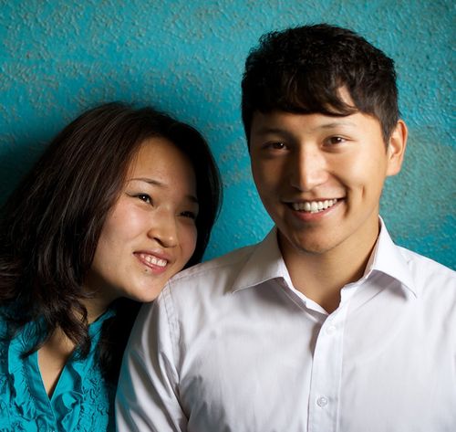 una pareja posando