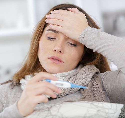 una mujer con fiebre