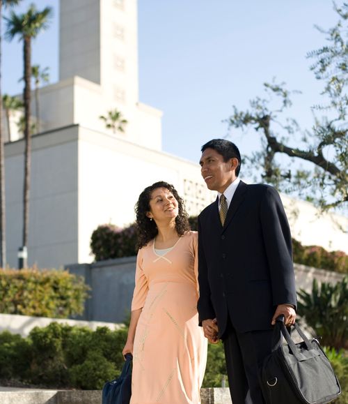 casal com o templo ao fundo