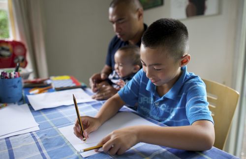 進行家人家庭晚會的小孩