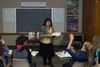 femme instruisant des apprenants dans une salle de classe