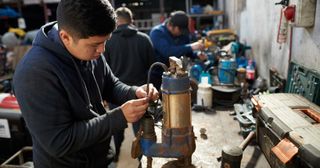 un jeune adulte en train de travailler