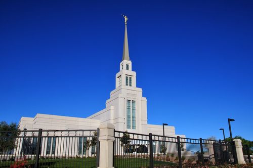 The front entrance of The Gila Valley Arizona Temple, with the gate surrounding the grounds.