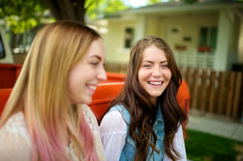 deux jeunes filles souriantes