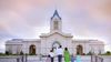 une famille approchant d’un temple