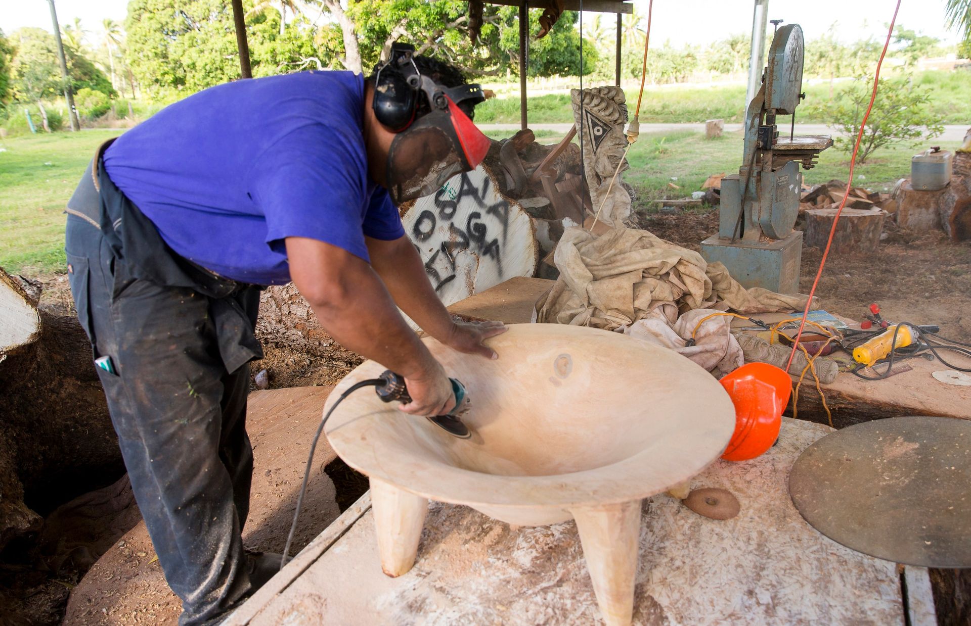 透過雕刻並適度磨光木材，芬甲學到祝福來自持續不斷的努力、勤奮和耐心。