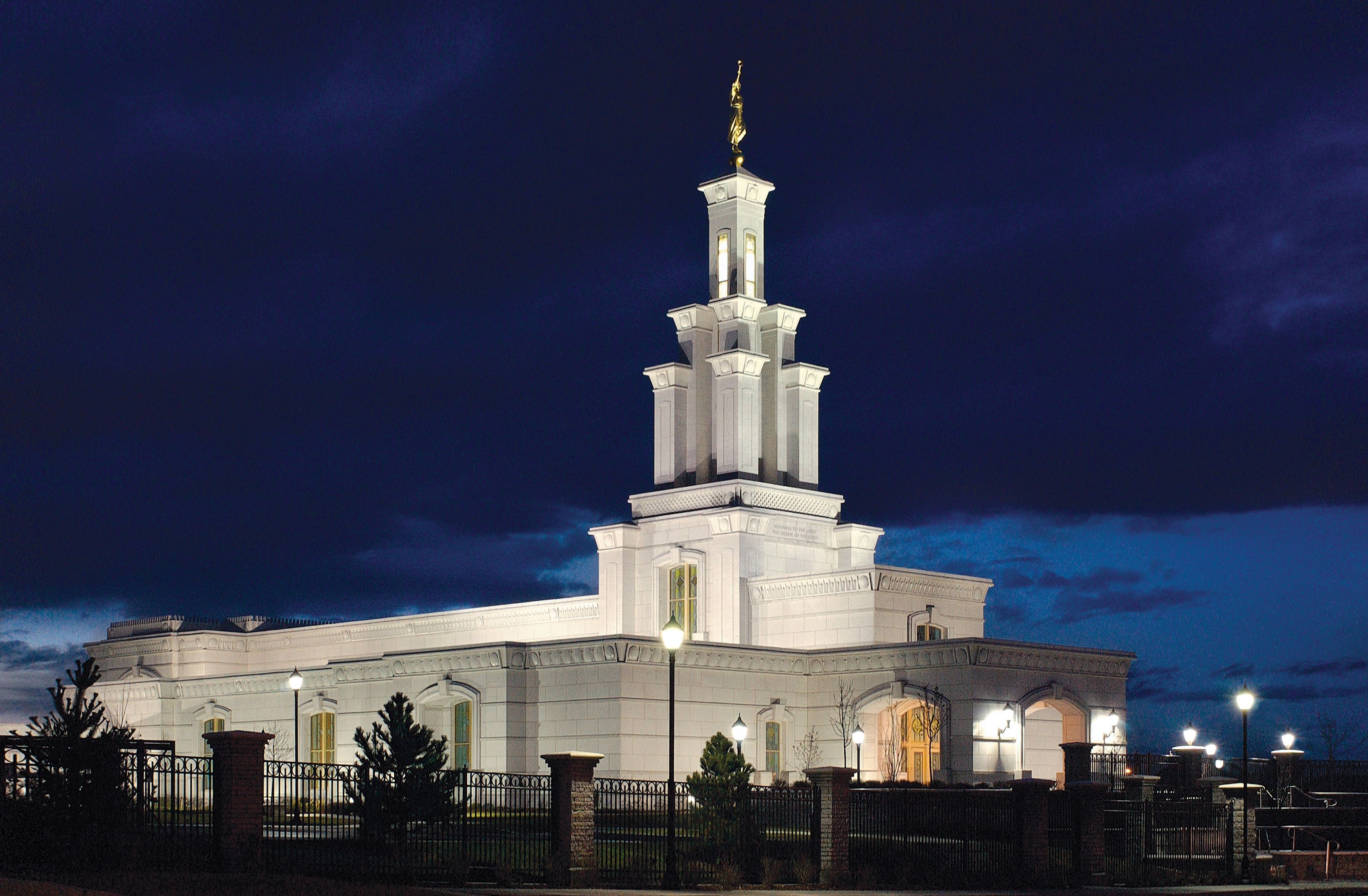 A full view of the Columbia River Washington Temple and grounds lit up at night.