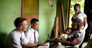 misionáři vyučují z písem