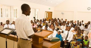 mladý muž přednáší proslov na shromáždění svátosti