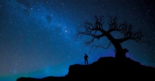 en person ser på nattehimlen