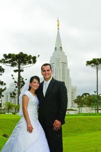 pareja de novios delante del templo