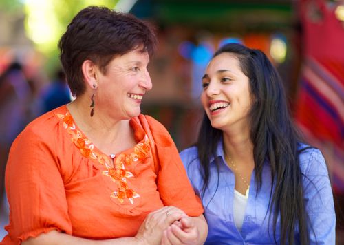 líderes de las Mujeres Jóvenes sonriendo