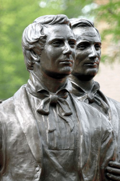 約瑟‧斯密及海侖‧斯密的雕像