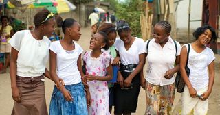 grupo de moças felizes com roupas de ir à Igreja