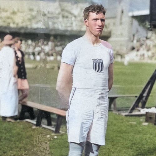 мужчина стоит в спортивной одежде