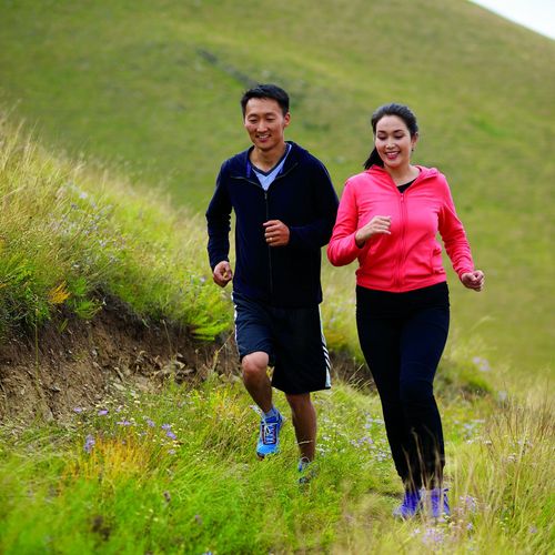 muž a žena při běhu