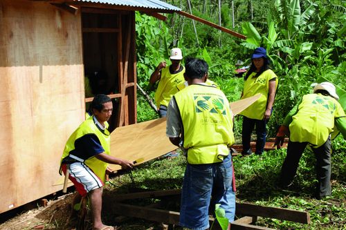 Le pieu de Tacloban (Philippines) participe au nettoyage