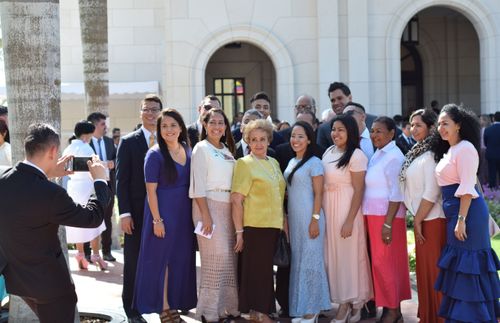 membri in posa per una foto all’esterno di un tempio