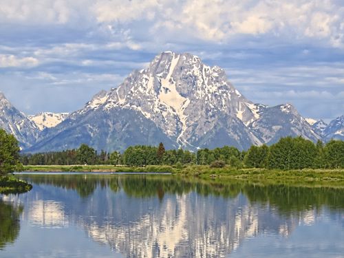 montanha refletida na água