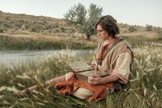 Nefi egy patak mellett ül