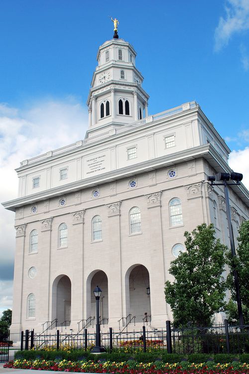 front exterior of Nauvoo Illinois Temple