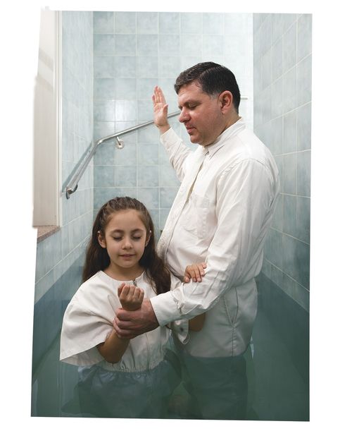 mergaitė priima krikštą