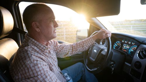 車を運転する男性